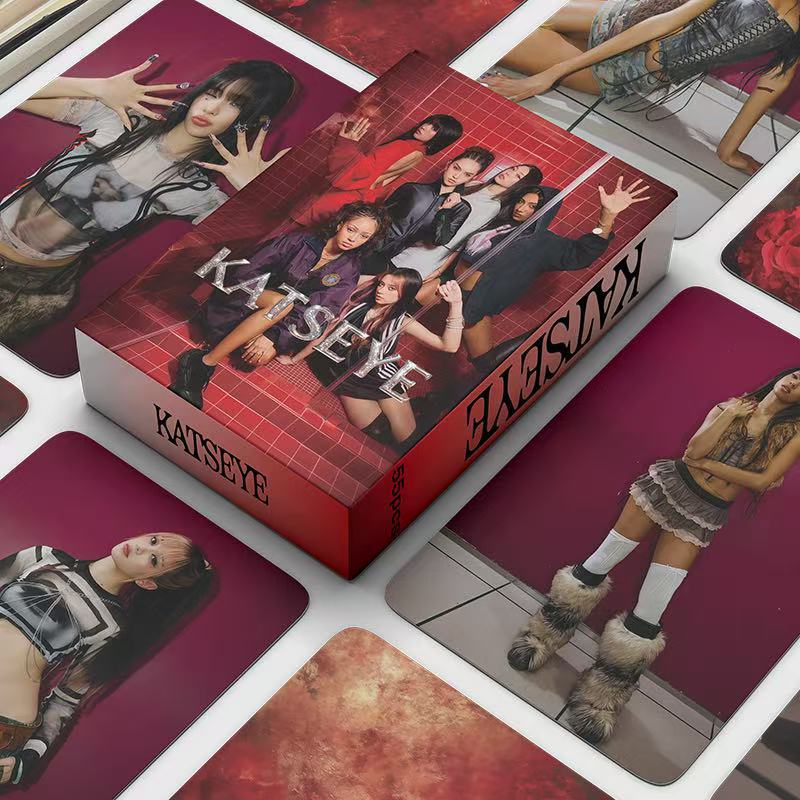 [Po Vjen/ 9 Tetor] KATSEYE Red Holographic lomocards (55pcs)