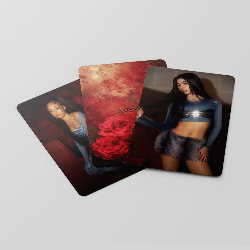 [Po Vjen/ 9 Tetor] KATSEYE Red Holographic lomocards (55pcs)