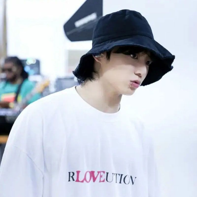 [PRE-ORDER] Jungkook's RLOVEUTION Sweatshirt