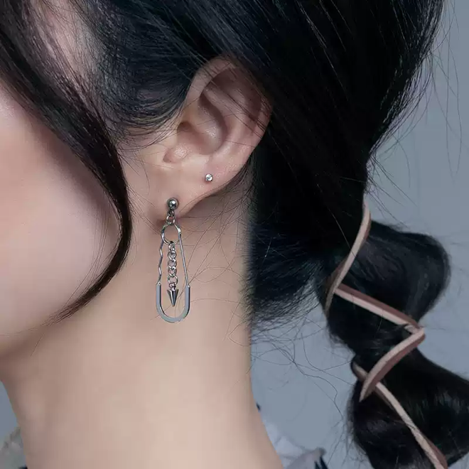 [PRE-ORDER] Stray Kids Lee Know 2 versions chain triangular cone earring