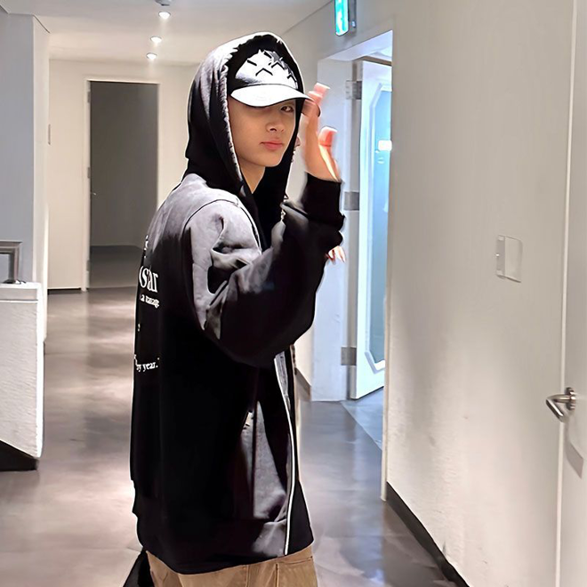 [PRE-ORDER] Enhypen zip-up hoodie 'My Cat Is Rockstar'