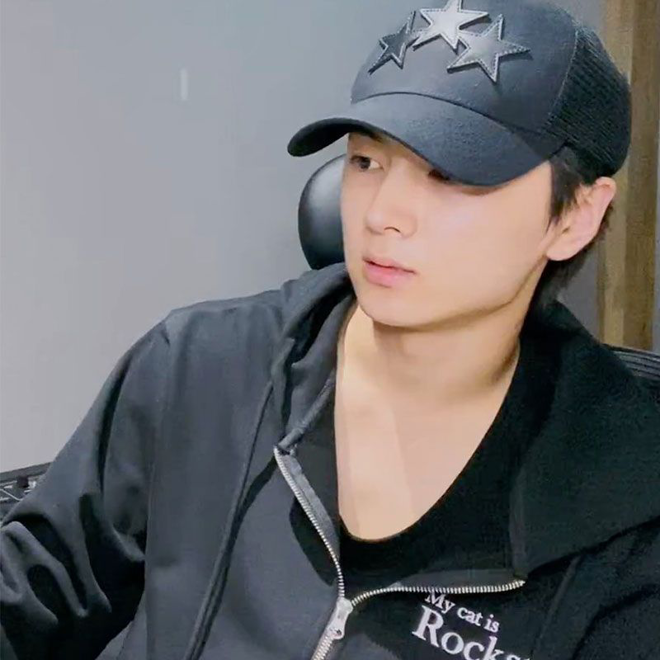 [PRE-ORDER] Enhypen zip-up hoodie 'My Cat Is Rockstar'