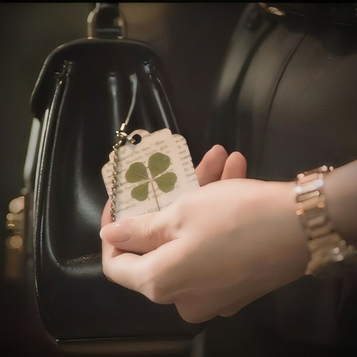 [PRE-ORDER] K-Drama 'Queen Of Tears' – Four Leaf Clover Acrylic Keyring