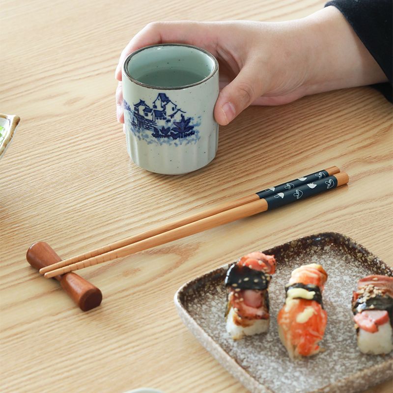 [Në Gjendje] Set of 2 Bamboo Chopsticks with Random Ceramic Rests